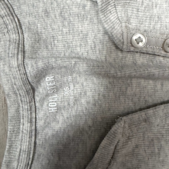 NWOT Hollister Set of 2 Henley Short Sleeve Tops - Olive Green & Light Heather - Picture 4 of 7